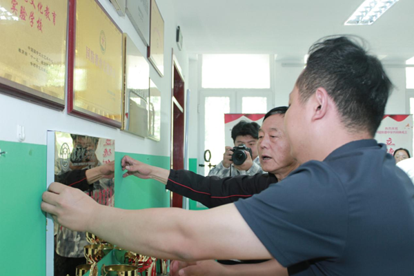 爱国教育|Beat365唯一官方网站|管理学院|我院成功与中国育德中学进行大学生爱国主义教育基地挂牌仪式