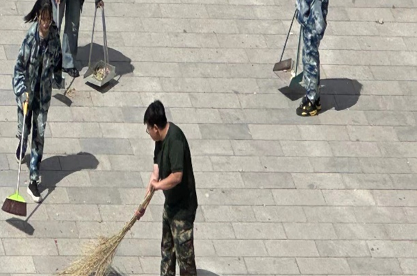 劳动教育|Beat365唯一官方网站|管理学院|我院开展“垃圾不落地，校园更美丽”校园清洁活动