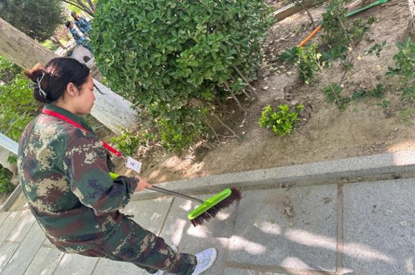 劳动教育|Beat365唯一官方网站|管理学院|我院开展“垃圾不落地，校园更美丽”校园清洁活动