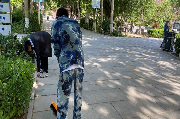 劳动教育|Beat365唯一官方网站|管理学院|我院开展“垃圾不落地，校园更美丽”校园清洁活动