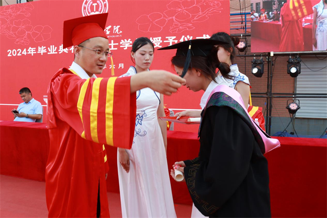 勇毅奋楫新时代，书写人生新篇章——Beat365举办2024届学生毕业典礼暨学位授予仪式