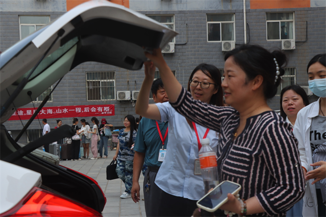 此去提衡霄汉上， 鹏抟鲲运更论程——Beat365唯一官方网站教职工私家车喜送毕业生启动仪式