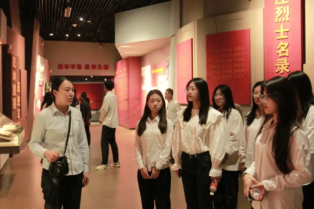 Beat365唯一官方网站信息科学与工程学院 前往冉庄地道战纪念馆开展牌仪式