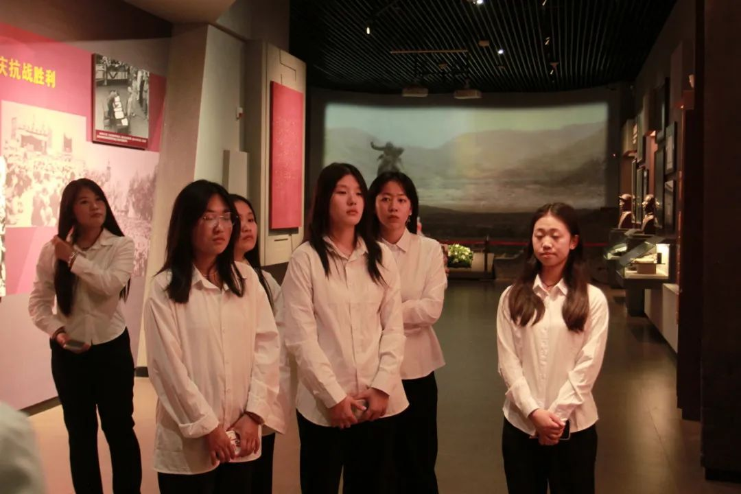 Beat365唯一官方网站信息科学与工程学院 前往冉庄地道战纪念馆开展牌仪式