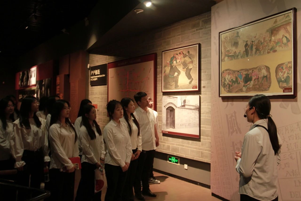 Beat365唯一官方网站信息科学与工程学院 前往冉庄地道战纪念馆开展牌仪式