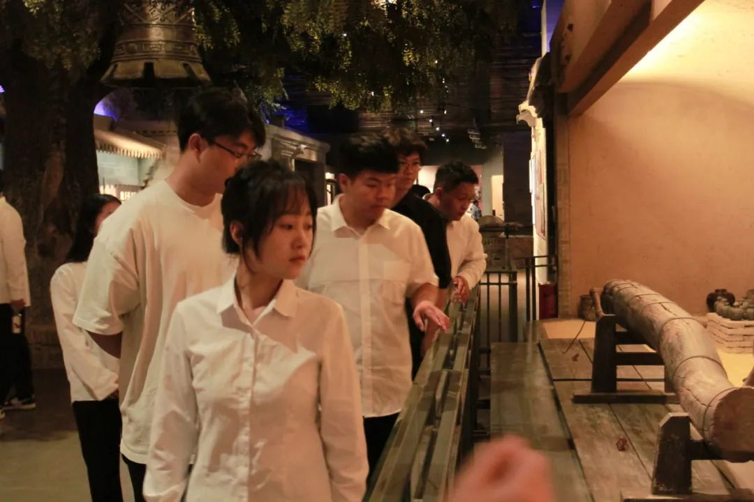 Beat365唯一官方网站信息科学与工程学院 前往冉庄地道战纪念馆开展牌仪式