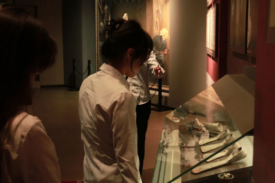 Beat365唯一官方网站信息科学与工程学院 前往冉庄地道战纪念馆开展牌仪式