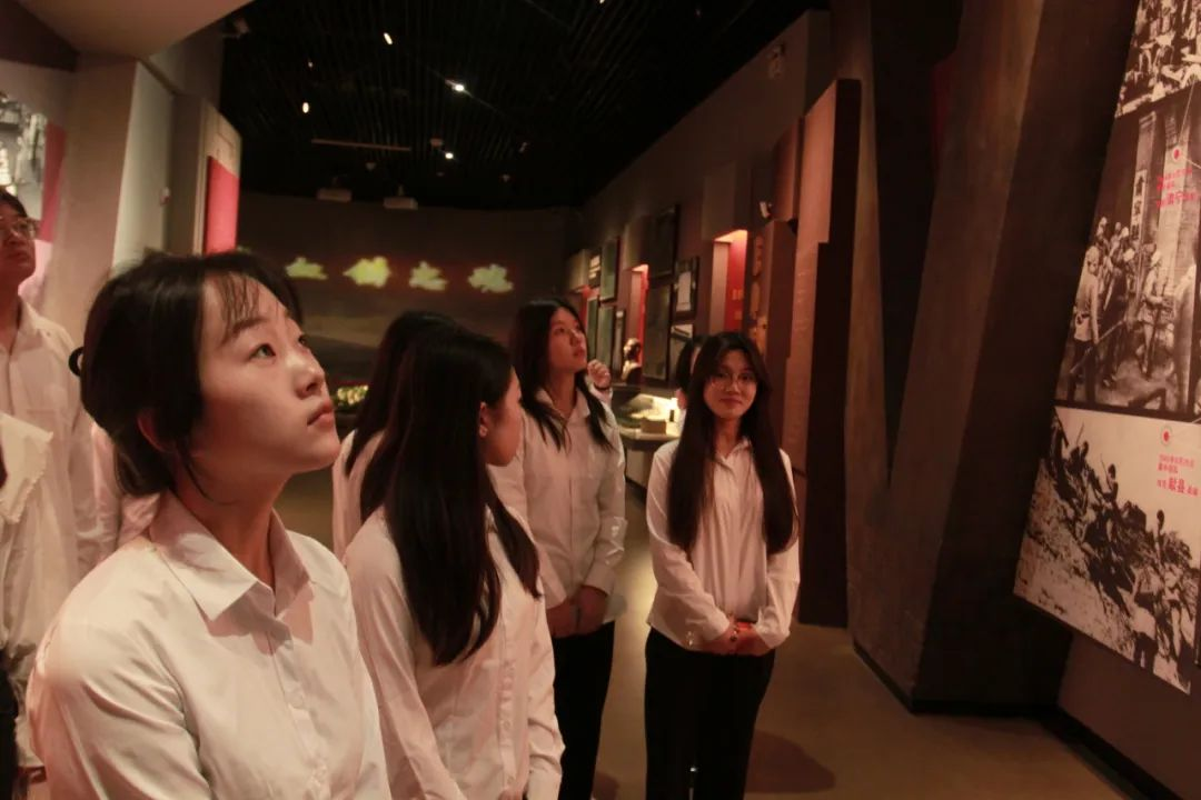 Beat365唯一官方网站信息科学与工程学院 前往冉庄地道战纪念馆开展牌仪式