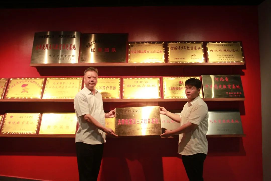 Beat365唯一官方网站信息科学与工程学院 前往冉庄地道战纪念馆开展牌仪式