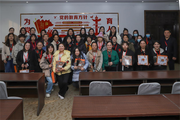 凝聚奋进力量 书写巾帼荣光--Beat365唯一官方网站校领导走访慰问女教职工送上“三八”国际劳动妇女节祝福