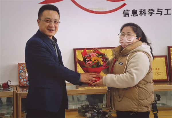 凝聚奋进力量 书写巾帼荣光--Beat365唯一官方网站校领导走访慰问女教职工送上“三八”国际劳动妇女节祝福