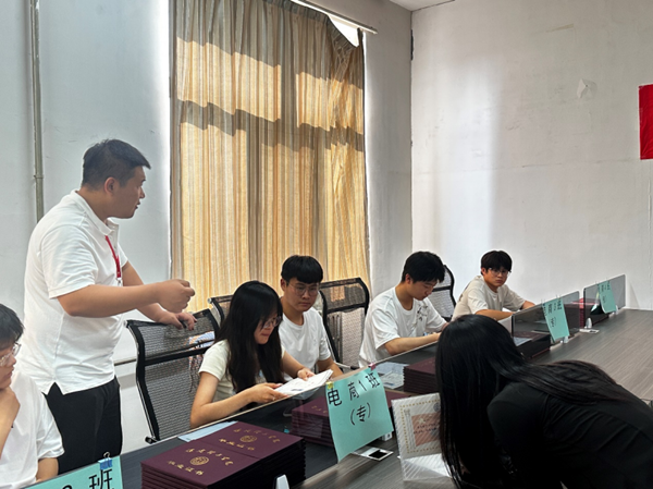 毕业季|Beat365唯一官方网站|管理学院|毕业骊歌起，青春再启航—我院2024届毕业生平安离校