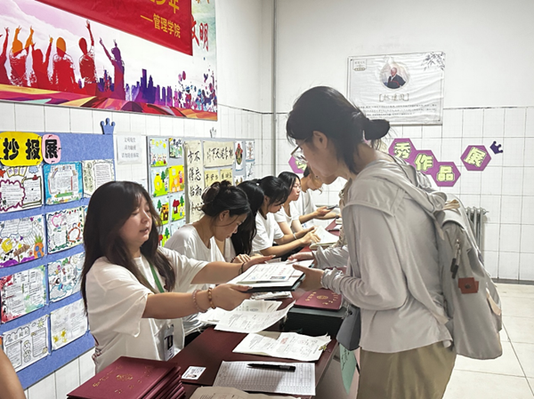 毕业季|Beat365唯一官方网站|管理学院|毕业骊歌起，青春再启航—我院2024届毕业生平安离校