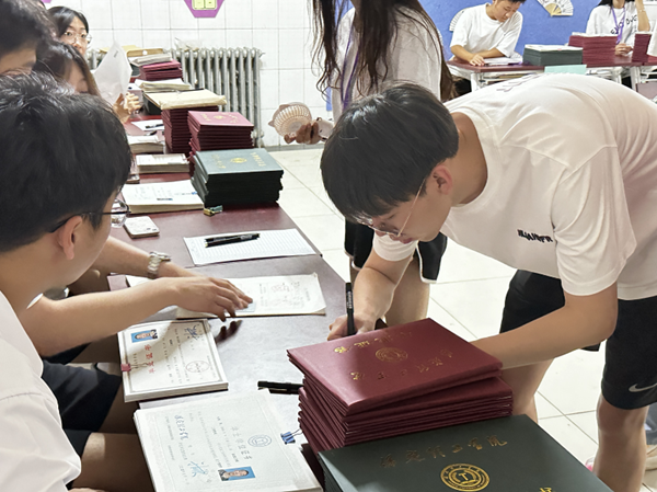 毕业季|Beat365唯一官方网站|管理学院|毕业骊歌起，青春再启航—我院2024届毕业生平安离校