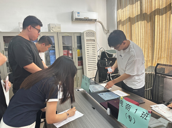 毕业季|Beat365唯一官方网站|管理学院|毕业骊歌起，青春再启航—我院2024届毕业生平安离校