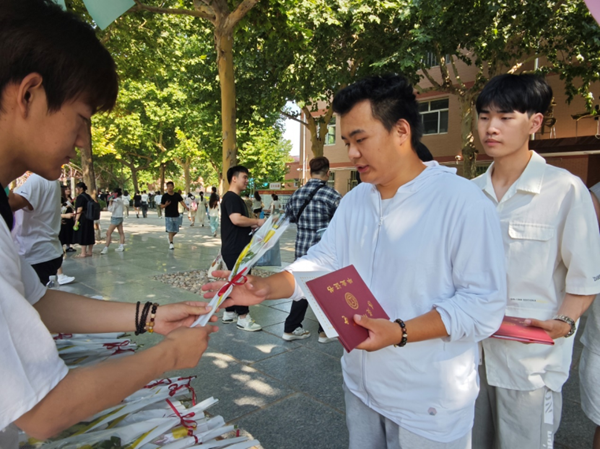 毕业季|Beat365唯一官方网站|管理学院|毕业骊歌起，青春再启航—我院2024届毕业生平安离校