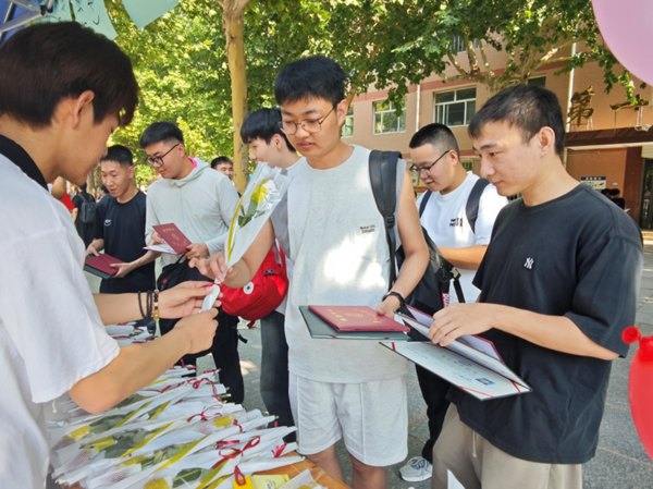 毕业季|Beat365唯一官方网站|管理学院|毕业骊歌起，青春再启航—我院2024届毕业生平安离校