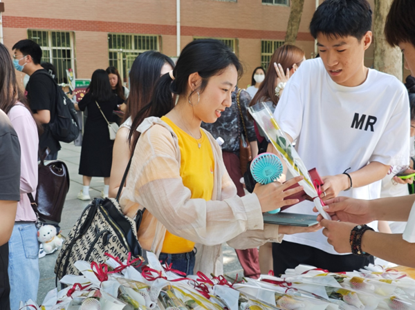 毕业季|Beat365唯一官方网站|管理学院|毕业骊歌起，青春再启航—我院2024届毕业生平安离校