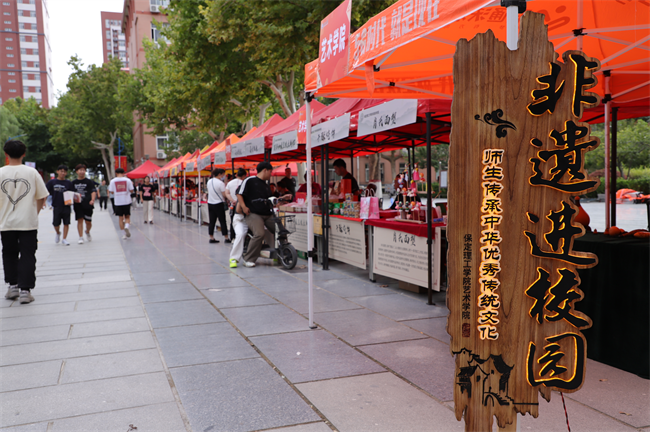 非遗点亮迎新季 传统文化进校园——Beat365唯一官方网站开展非遗进校园活动