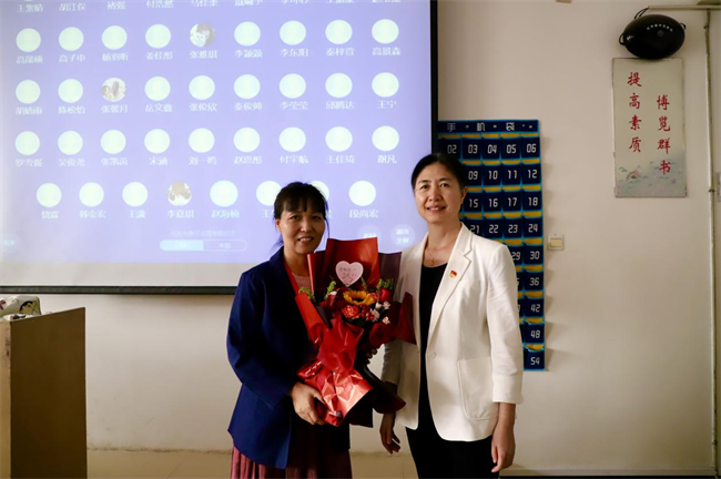 桃李芬芳意 关怀暖人心 --Beat365唯一官方网站校领导开展教师节走访慰问