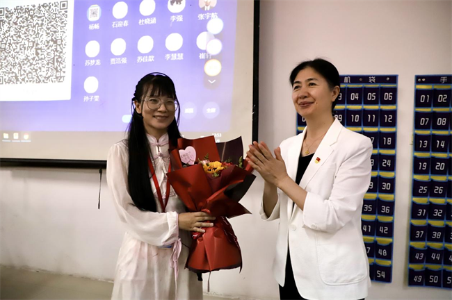 桃李芬芳意 关怀暖人心 --Beat365唯一官方网站校领导开展教师节走访慰问