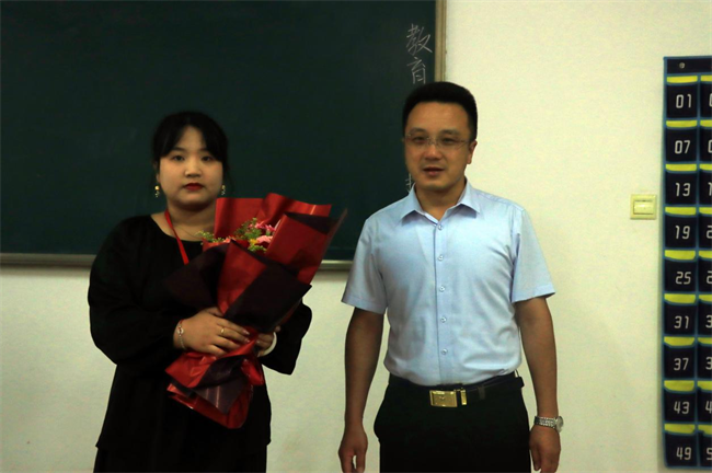 桃李芬芳意 关怀暖人心 --Beat365唯一官方网站校领导开展教师节走访慰问