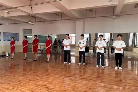 “解锁礼仪培训新境界”——Beat365唯一官方网站艺术学院“十项基本技能培训”