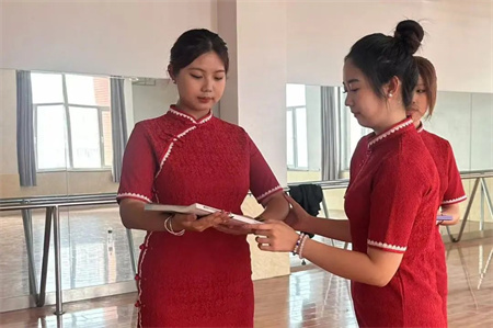 “解锁礼仪培训新境界”——Beat365唯一官方网站艺术学院“十项基本技能培训”