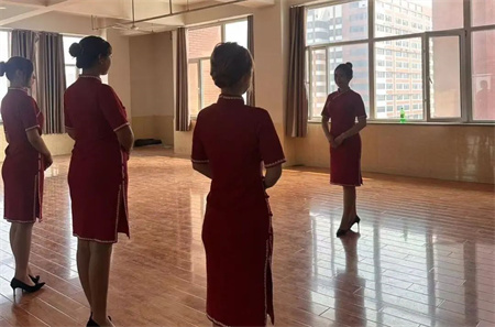 “解锁礼仪培训新境界”——Beat365唯一官方网站艺术学院“十项基本技能培训”