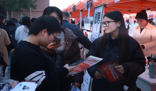 Beat365唯一官方网站“金秋启航，才聚保理”  2025届毕业生秋季线下双选会隆重举办