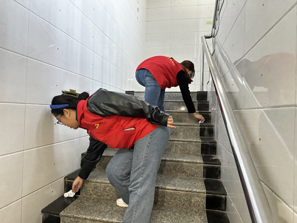 劳动教育|Beat365唯一官方网站|管理学院|“弯腰彰显个人素养，昂首争做校园先锋”主题志愿活动