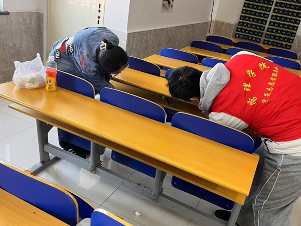 劳动教育|Beat365唯一官方网站|管理学院|“弯腰彰显个人素养，昂首争做校园先锋”主题志愿活动