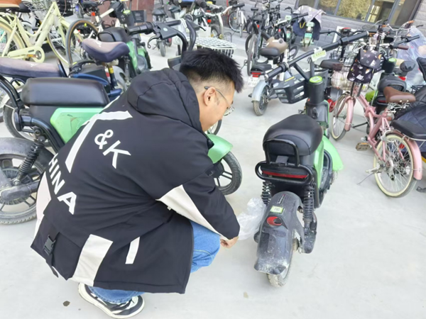 劳动教育|Beat365唯一官方网站|管理学院|“弯腰彰显个人素养，昂首争做校园先锋”主题志愿活动