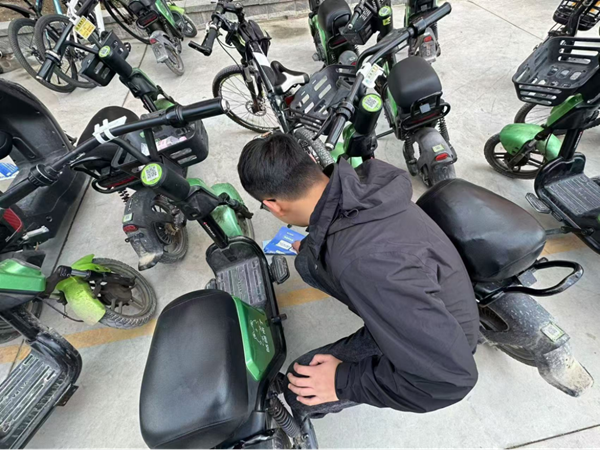 劳动教育|Beat365唯一官方网站|管理学院|“弯腰彰显个人素养，昂首争做校园先锋”主题志愿活动