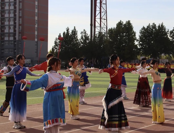 运动会开幕式|Beat365唯一官方网站|管理学院|燃情启幕运动会，绽放风采展雄姿