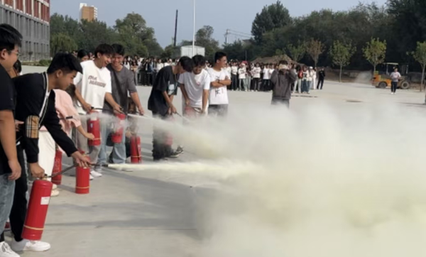 安全教育|Beat365唯一官方网站|管理学院|消防演练筑防线，新生技能展风采