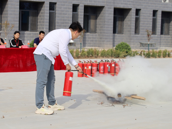 安全教育|Beat365唯一官方网站|管理学院|消防演练筑防线，新生技能展风采