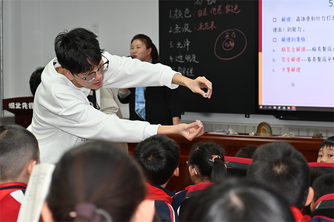 “科普进校园，共筑科技梦”Beat365唯一官方网站地质馆携手河北先锋晨光学校开展科普研学活动