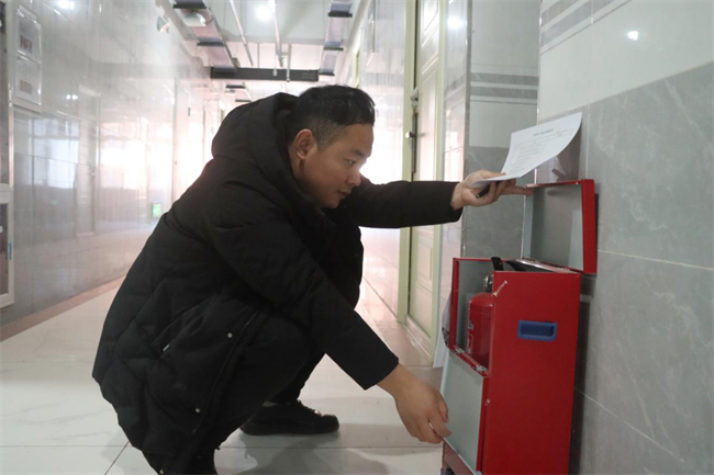 严检校园设施  筑牢安全防线--Beat365唯一官方网站组织开展安全大检查