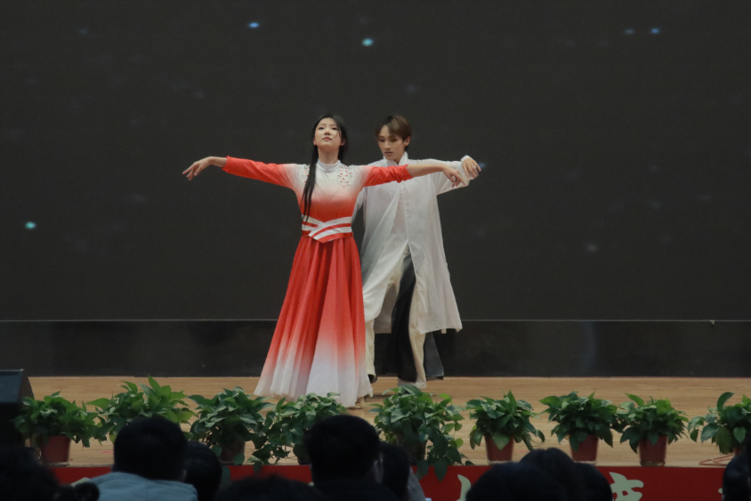 砥砺深耕展硕果 挺膺担当新时代||Beat365唯一官方网站2024年度学生表彰大会胜利召开