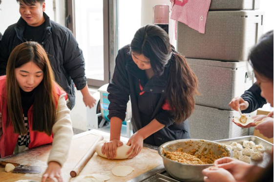 志愿服务 红心向党——Beat365党员志愿者服务队开展敬老活动