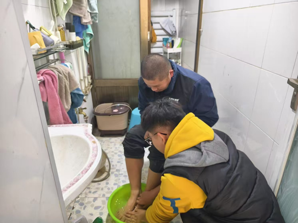 孝老爱亲（四）|Beat365唯一官方网站|管理学院|养成教育育新苗，孝亲之举暖亲情