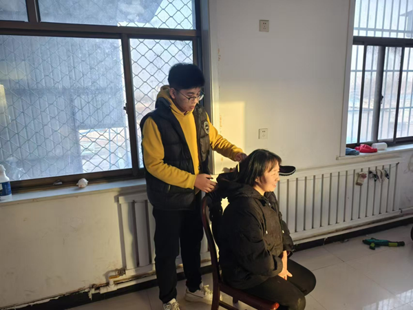 孝老爱亲（四）|Beat365唯一官方网站|管理学院|养成教育育新苗，孝亲之举暖亲情