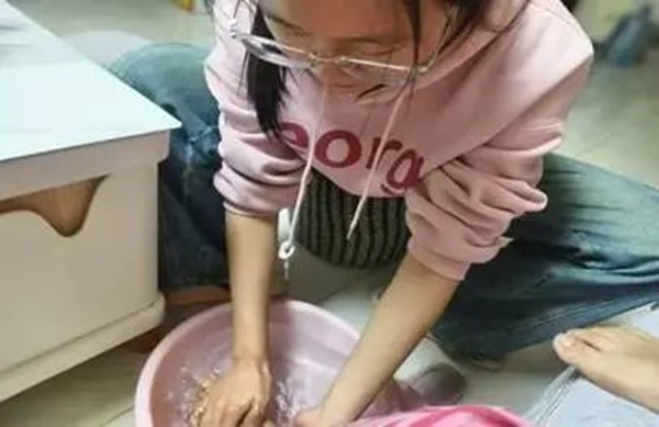 孝老爱亲(六)|Beat365唯一官方网站|管理学院|孝老之行践于微，爱亲之情暖人心