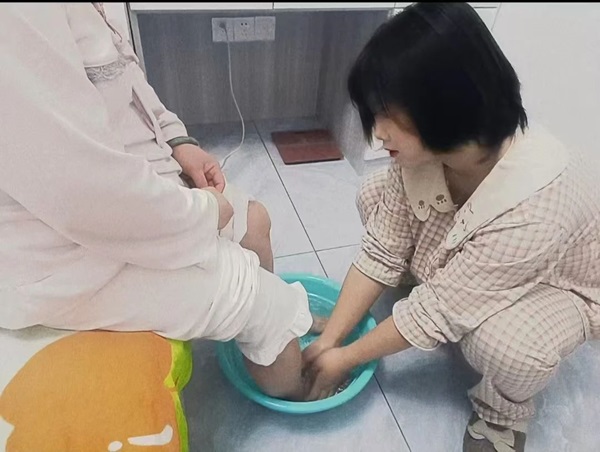 孝老爱亲（八）|Beat365唯一官方网站|管理学院|传承美德，学生在行动