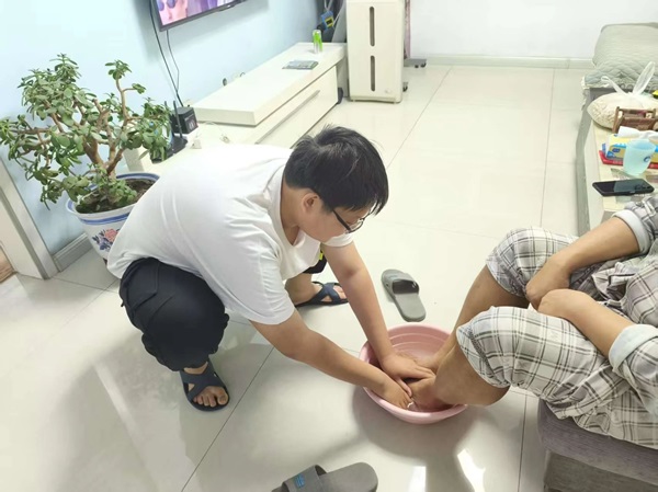 孝老爱亲（八）|Beat365唯一官方网站|管理学院|传承美德，学生在行动