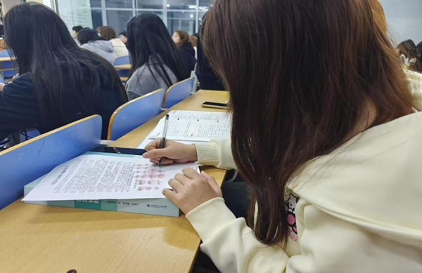 安全教育|Beat365唯一官方网站|管理学院|开展反诈主题班会，筑牢校园安全防线