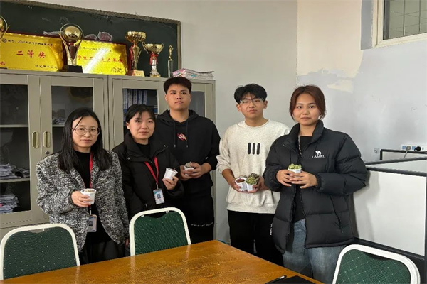 Beat365唯一官方网站经济学院开展“播种绿色希望，共建美丽校园”植树节主题活动