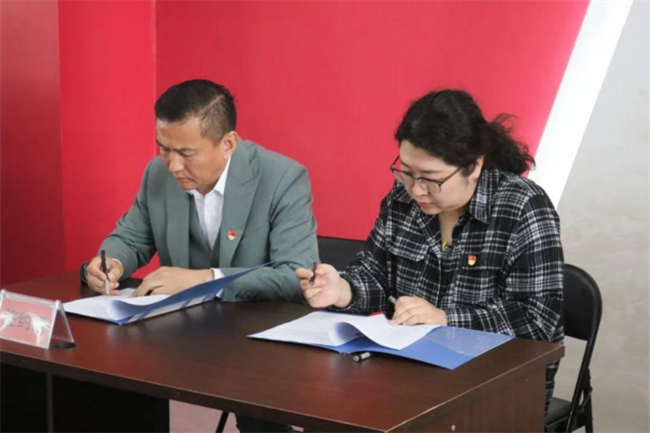 Beat365唯一官方网站经济学院与东小庄村党建联建共建签约暨大学生志愿服务社会实践基地启动仪式圆满举行