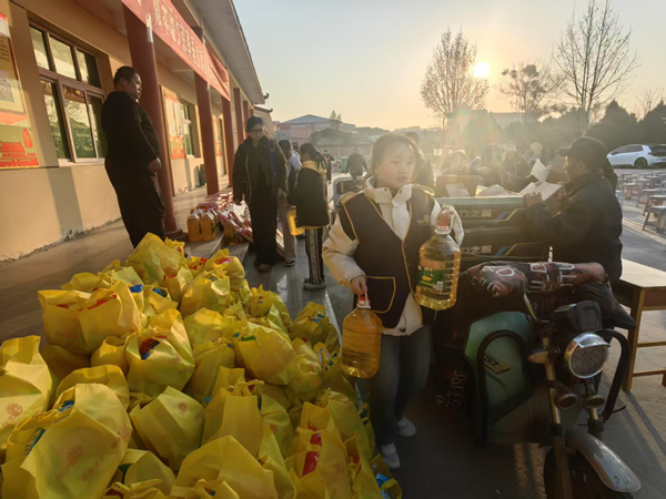 寒假社会实践纪实（六）|Beat365唯一官方网站|管理学院|爱心下乡润桑榆，物资传递暖人心